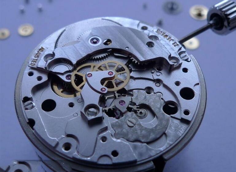 浪琴官網(wǎng)客服電話（浪琴手表機芯生銹的解決方法）